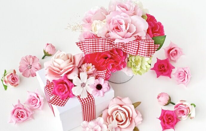 画像：ピンク系の花束とピンクのリボンのプレゼントボックス