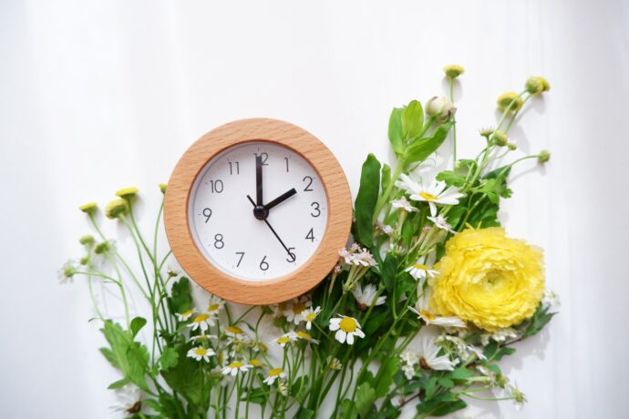 画像：植物とウッド調のシンプルな置時計
