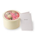 画像：バラを象った入浴剤が円形のボックスに詰められている電報