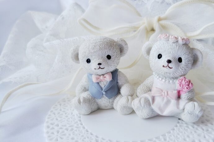 画像：婚礼衣装を着た2体の白いテディベア