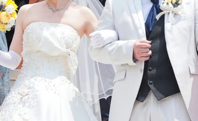 画像：腕を組んで歩く新郎新婦
