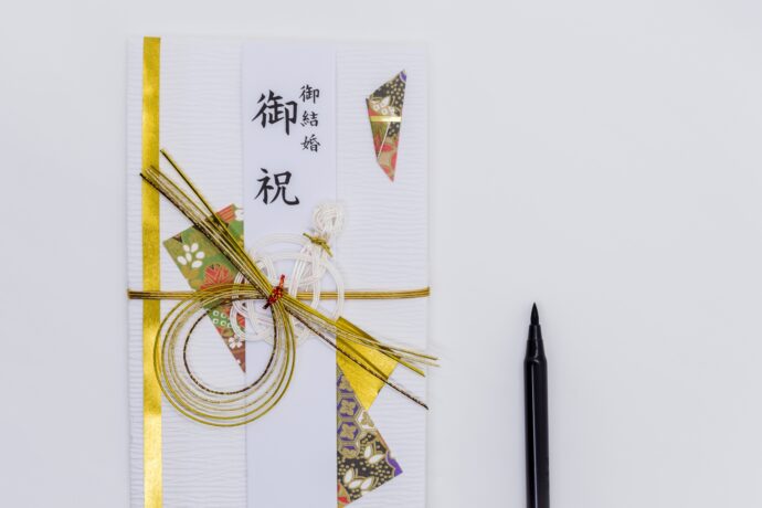 画像：白いご祝儀袋と筆ペン