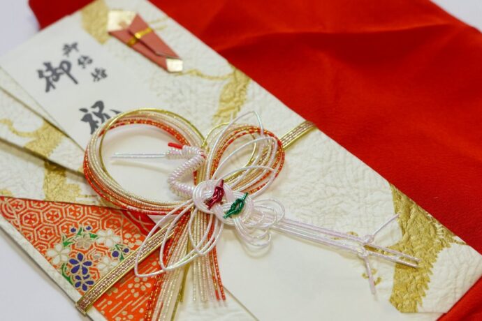 画像：赤い袱紗とクリーム色のご祝儀袋