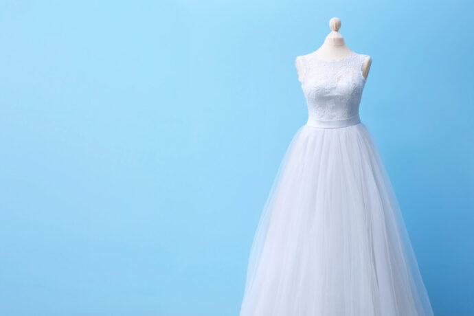 画像：シンプルな白いドレスを着たマネキン