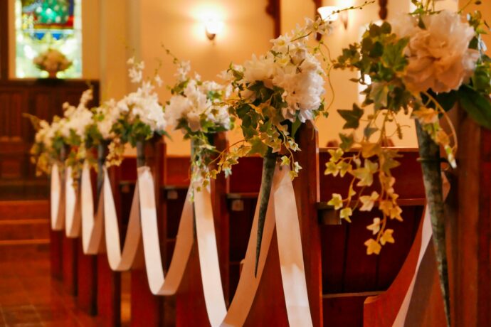 画像：チャペルのチェア装花