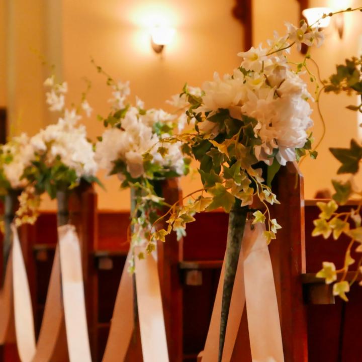 チャペル装花はいらない？ 装花の相場一覧と節約方法