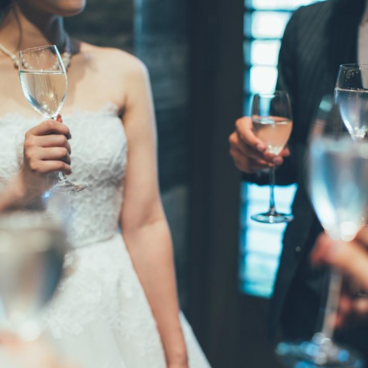 結婚式に異性の友人を呼ぶのはNG？ 招待するときの注意点とは