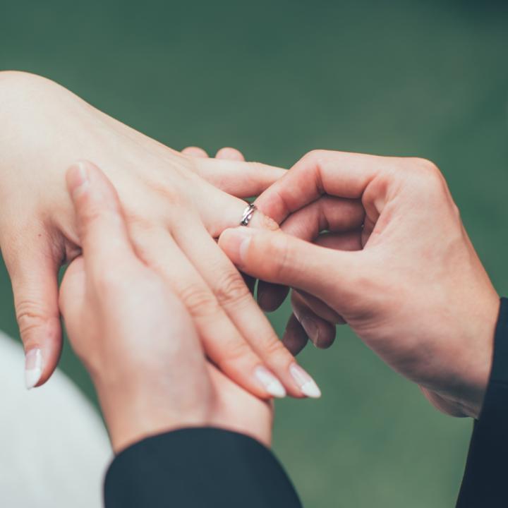指輪交換の意味や流れについて｜結婚指輪と婚約指輪の役割