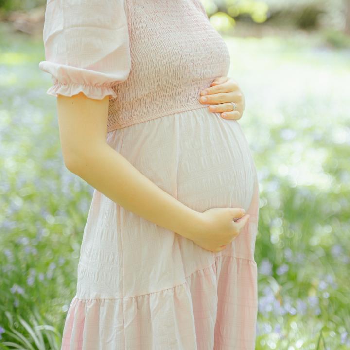 臨月で結婚式にお呼ばれ｜出席の判断と断り方について