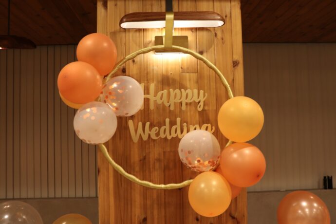 画像：Happy Wedding と書かれた丸いアーチと風船