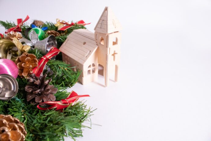 画像：クリスマスツリーと木製のチャペルのオーナメント
