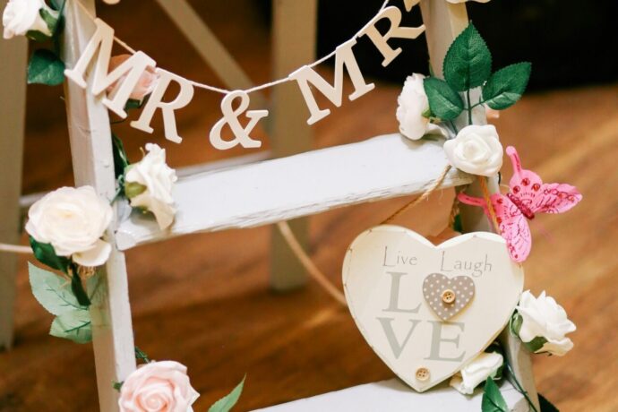 画像：ラダーに結婚式らしい装飾がなされている