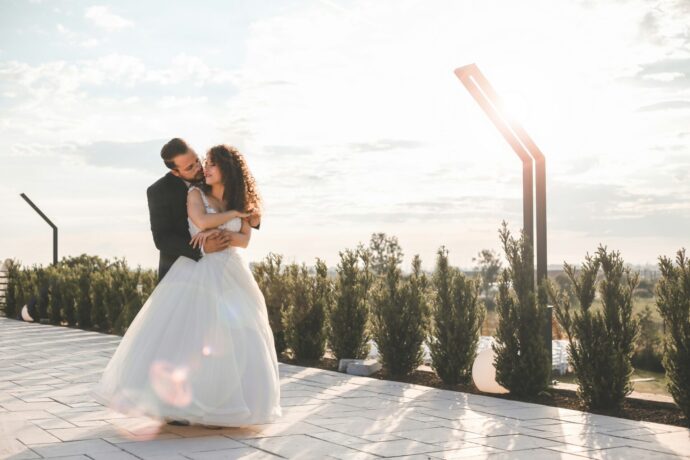 画像：花嫁を後ろから抱きしめる花婿