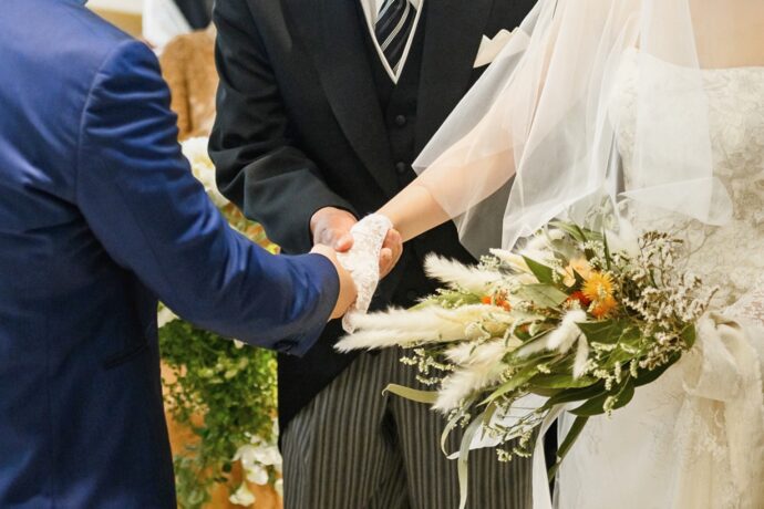 画像：花嫁を花婿に引き渡すタキシードの父親