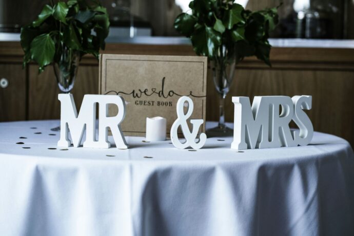 画像：MR ＆ MRSのオブジェクトが置かれた白いテーブル