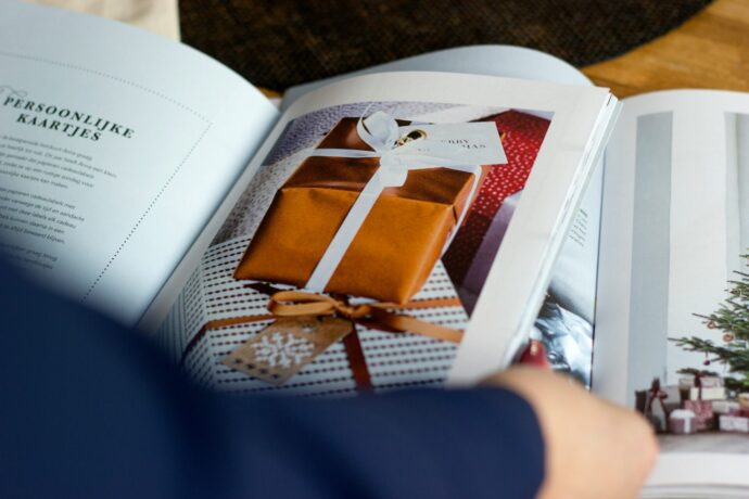 画像：プレゼントの写真が載ったカタログを見る人物の手元