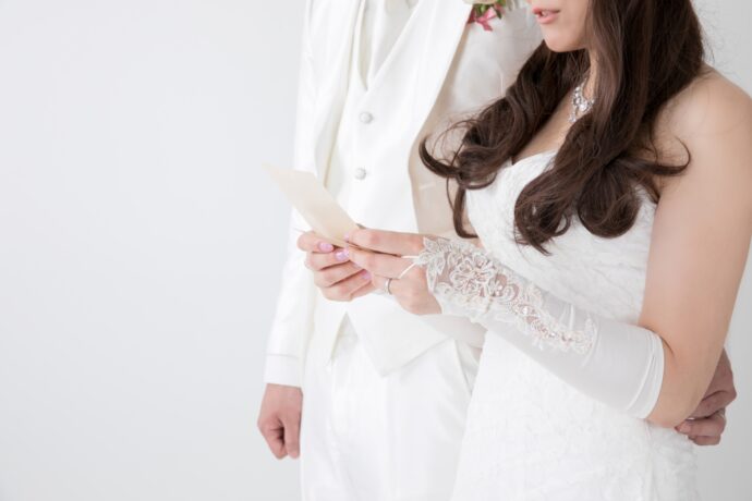 画像：手紙を読む花嫁と寄り添い立つ花婿