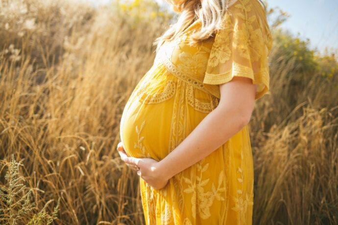 画像：黄色いワンピースを着た妊婦