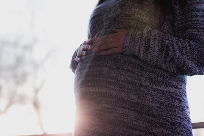 画像：お腹を押さえている妊婦