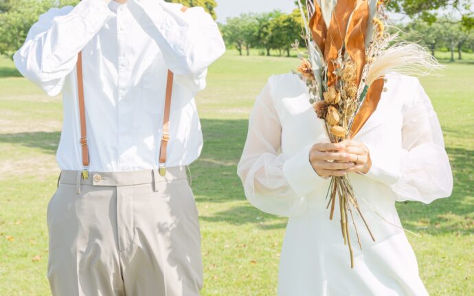 画像：ドライフラワーを持った前撮り写真