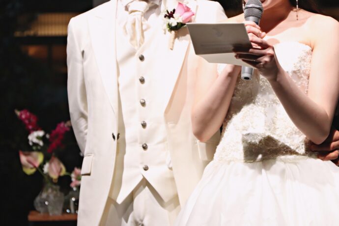 画像：手紙を読み上げる新婦と隣に立つ新郎