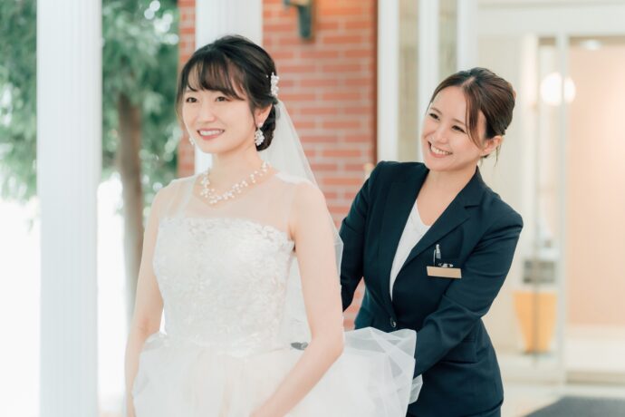 画像：ドレスを整える介添え人