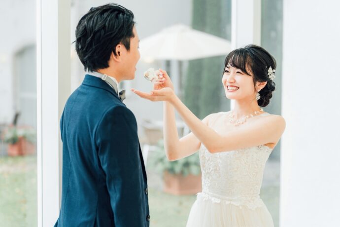 画像：ファーストバイトを行う新郎新婦