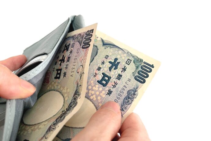 画像：財布から6,000円出そうとしている
