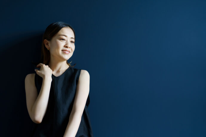 画像：黒のノースリーブドレスを着た女性