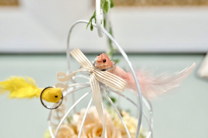 画像：鳥かごと鳥を模したリングピロー