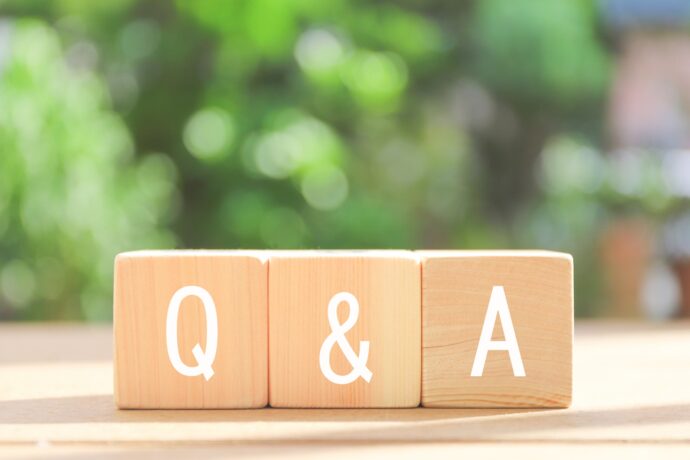 画像：Q&Aと書かれた木のブロック