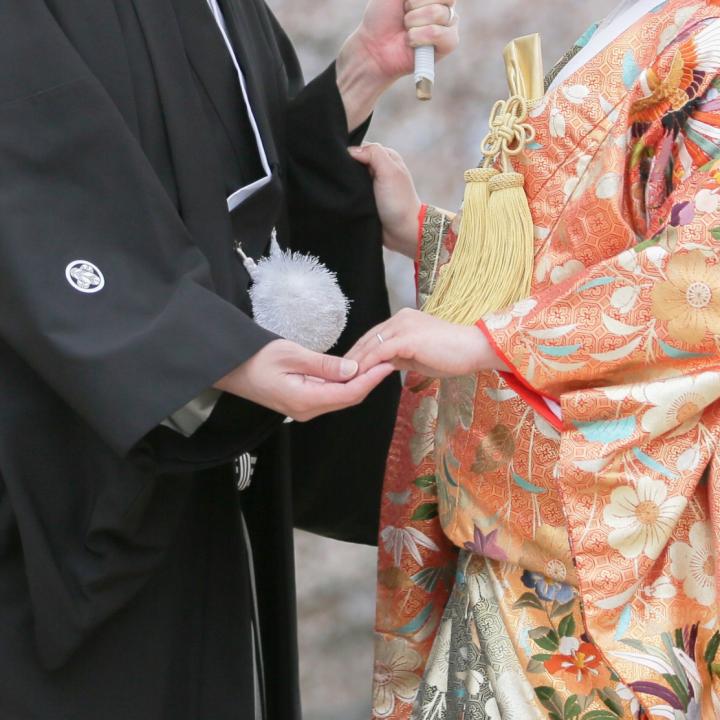 白無垢と色打掛の違いは？ 神前式や前撮りでの選び方