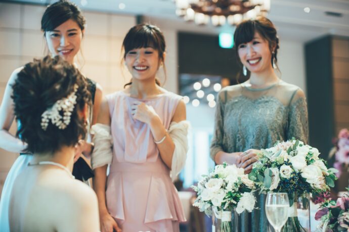 画像：高砂席で新婦と談笑するゲスト