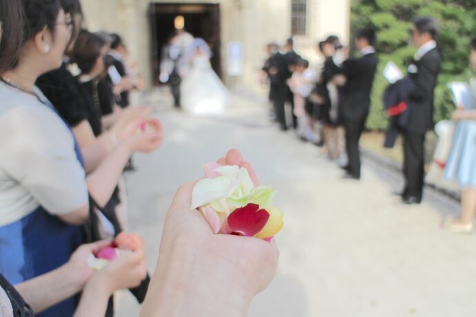 画像：フラワーペタルを手に新郎新婦を待ち構えるゲスト