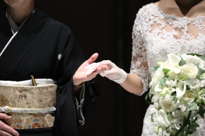 画像：新婦と手を取る黒留袖の女性