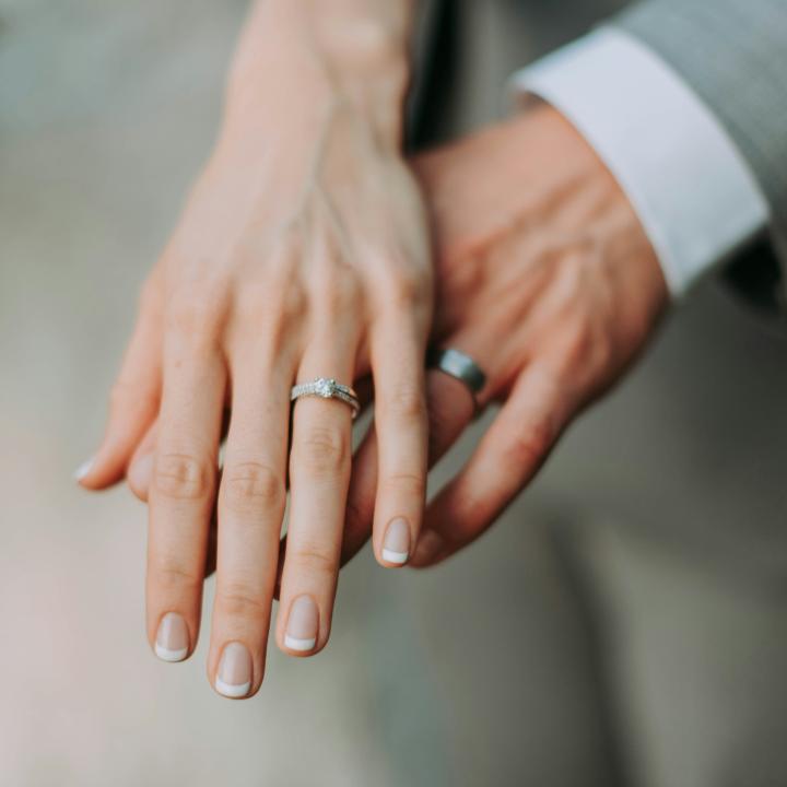結婚指輪はいつからつける？入籍日・挙式日・受け取った日などタイミングを徹底解説