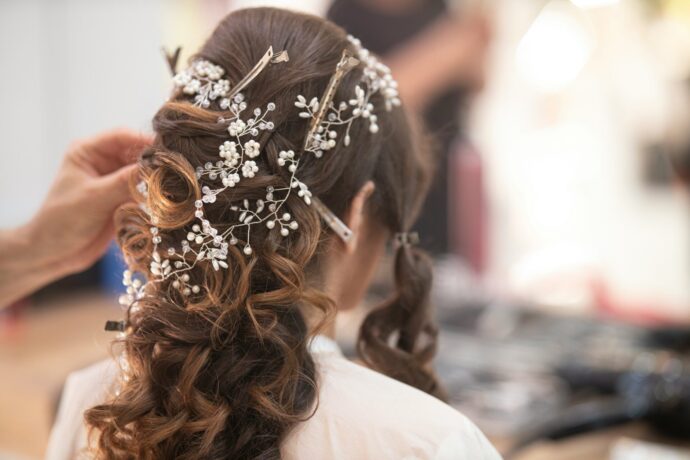 画像：花をあしらった結婚式のヘアスタイル