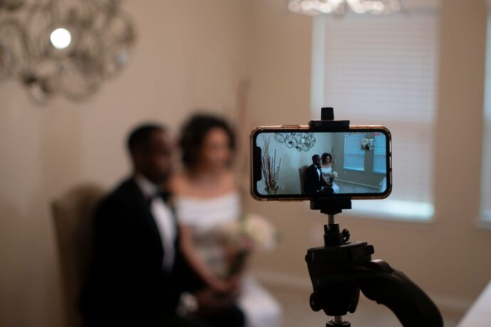 画像：ビデオカメラの画面に映った新郎新婦