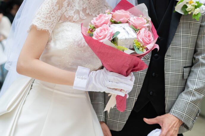 画像：ピンクのブーケを持った花嫁