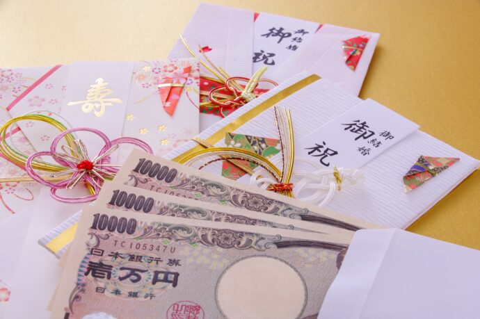 画像：数種類のご祝儀袋と1万円札