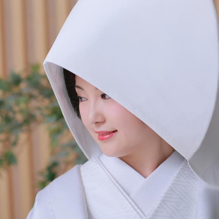 白無垢に合わせる綿帽子って？ 角隠しとどっちを選べばいいか