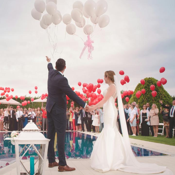 結婚式の余興はいくつあればいい？ 失敗するポイントとは
