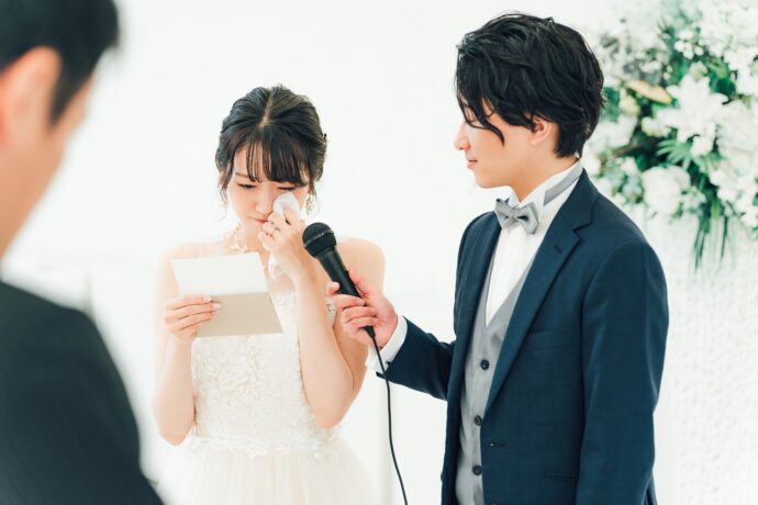 画像：花嫁の手紙を読む新婦とマイクアテンドする新郎
