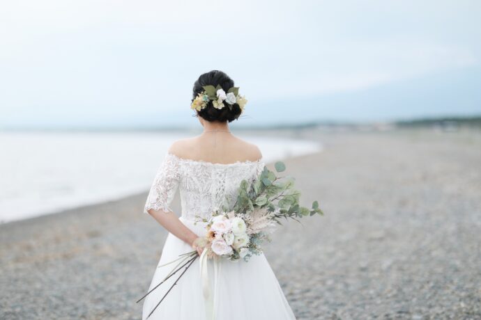 画像：浜辺に立つ花嫁の後ろ姿
