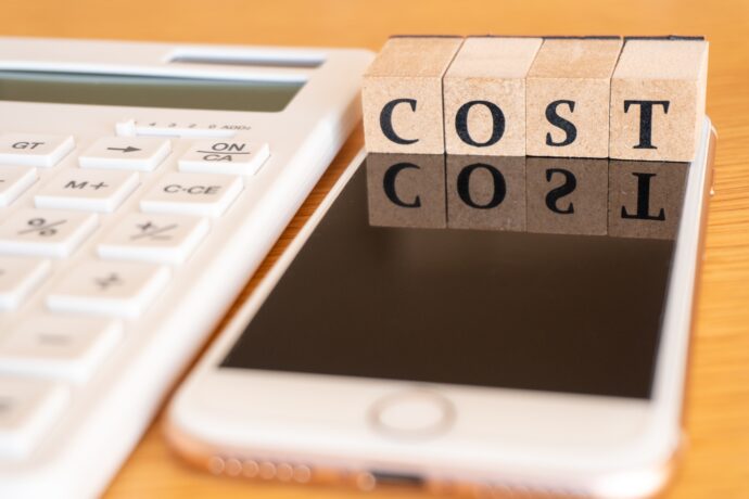 画像：スマホと電卓、COSTの文字ブロック