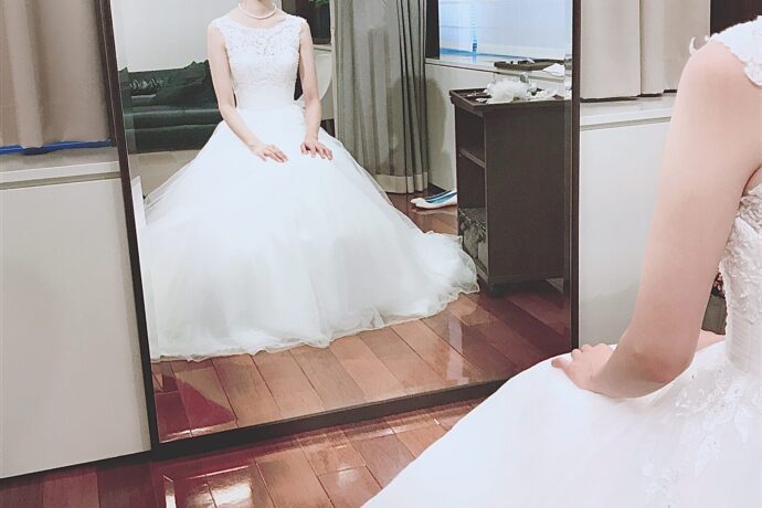 画像：鏡の前に座るウエディングドレスを着た女性