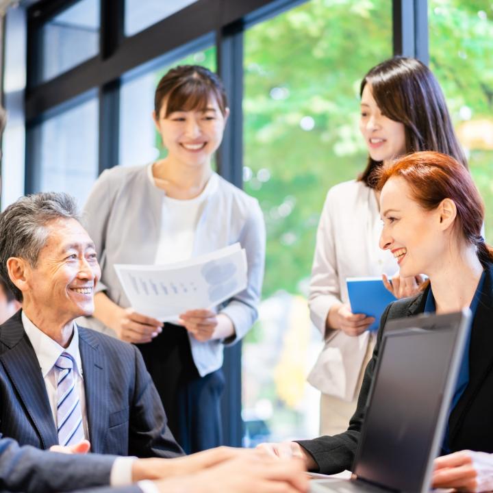 プロポーズされたら職場に報告？ タイミングとマナー