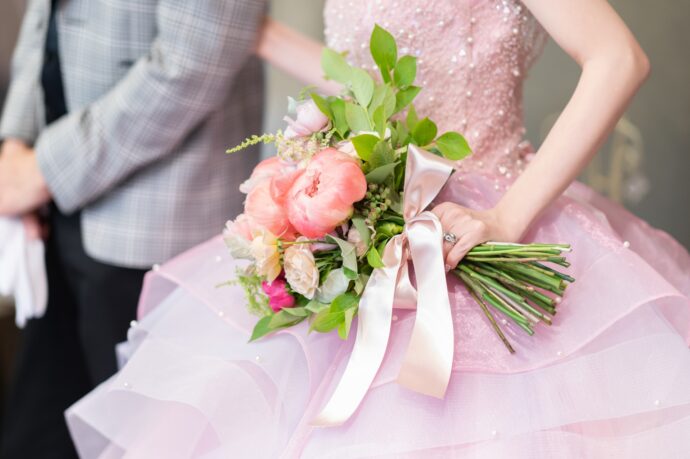 画像：腕を組む花嫁と花婿