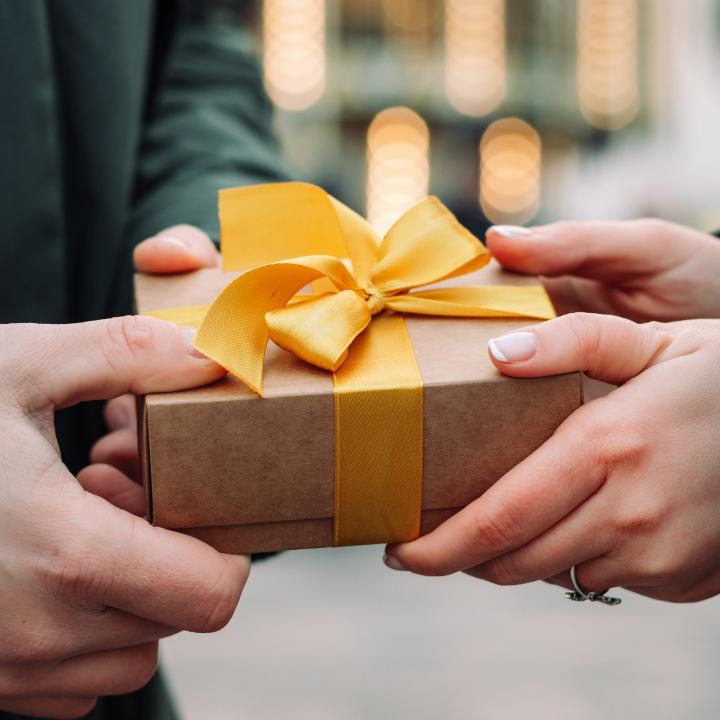 結婚式二次会の受付にお礼はいくら必要？ 渡すタイミングとは