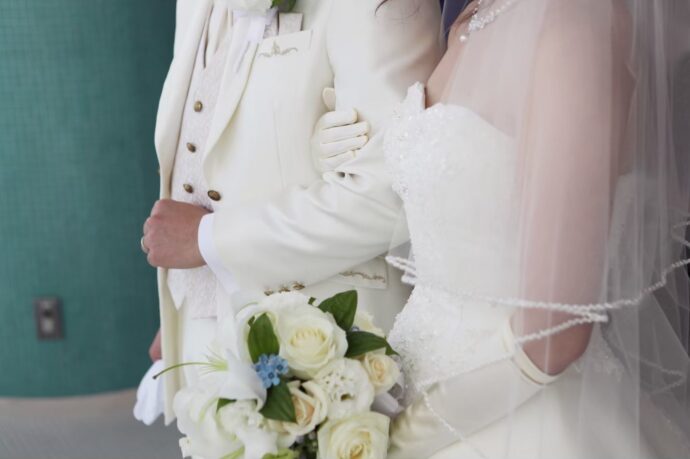 画像：腕を組む新郎新婦